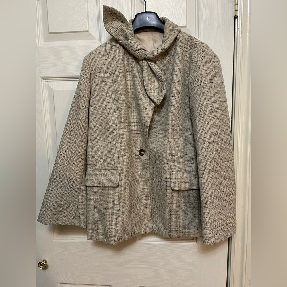 Classic blazer with bowtie for women